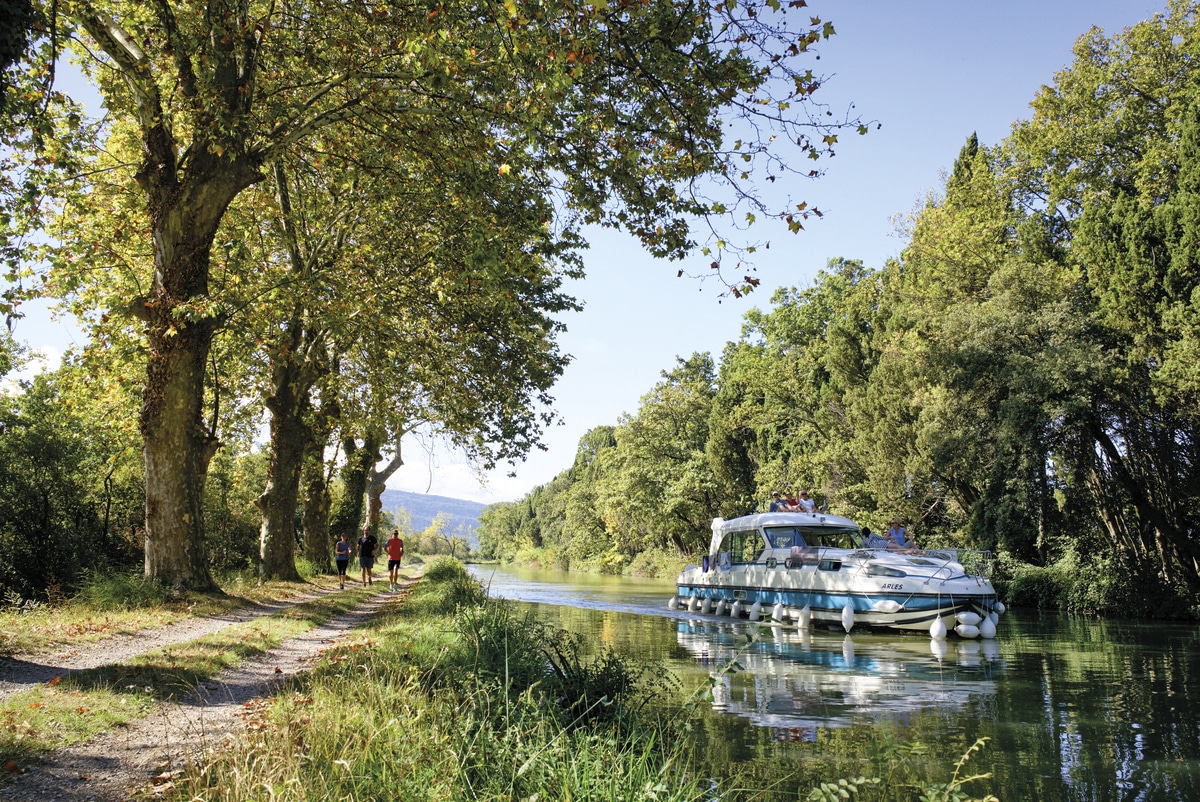 plongez dans l'aventure unique du canal du midi en bateau