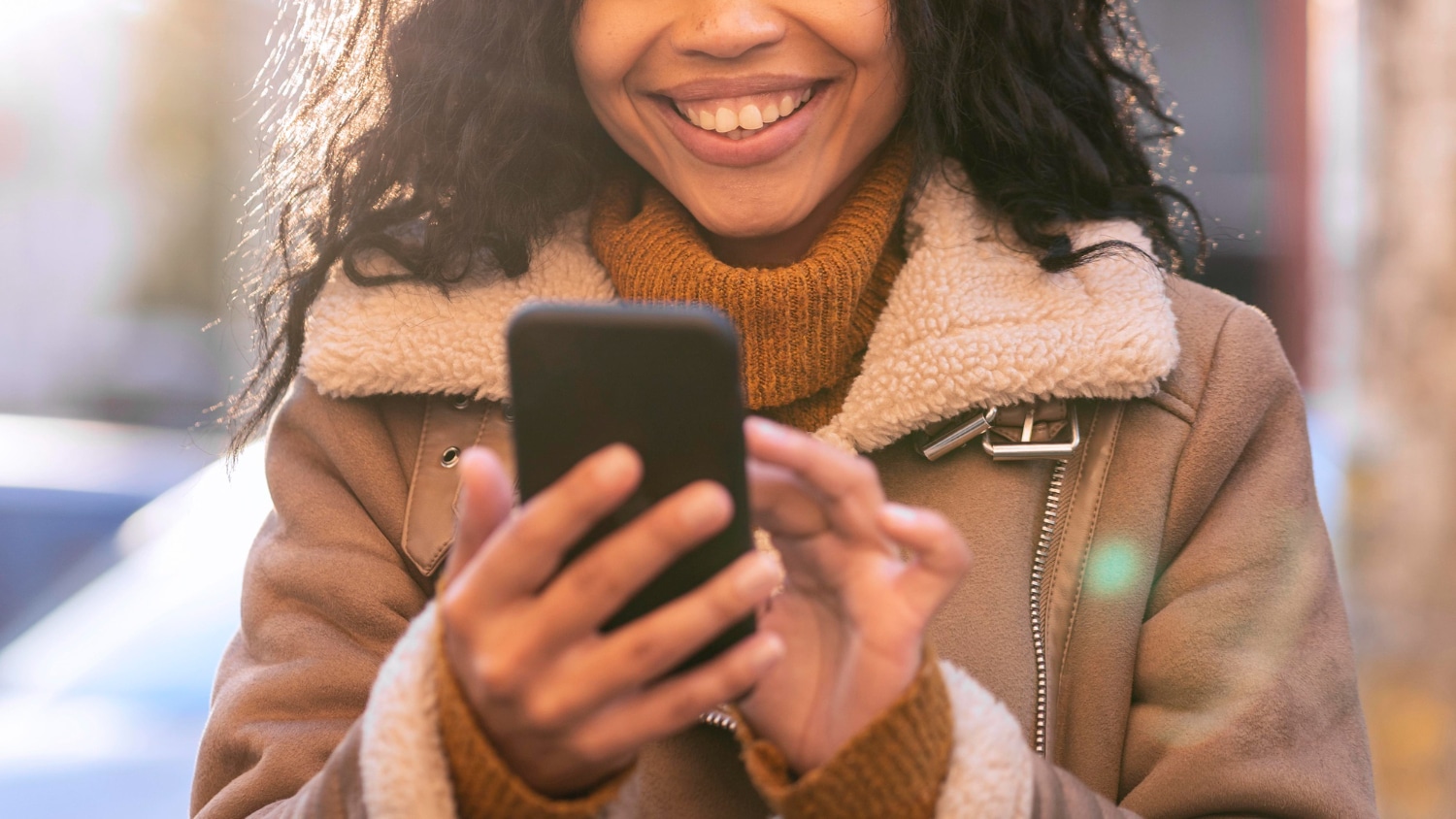 une femme porte un téléphone